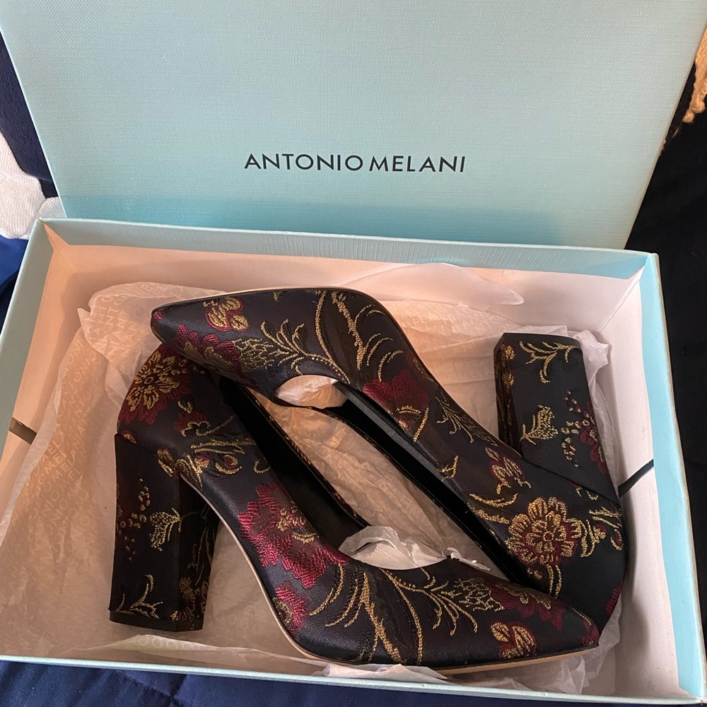 Antonio Milani Navy multicolored fabric heels. Size 8.5